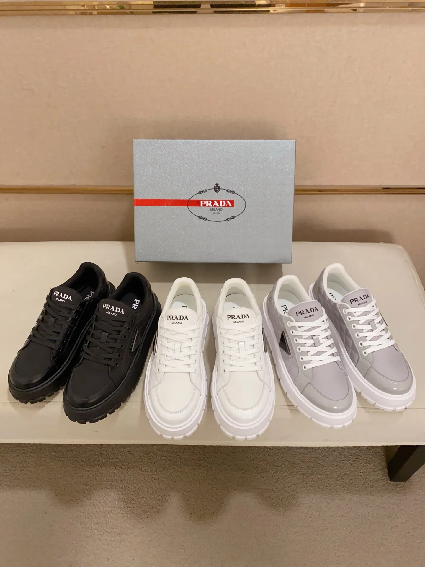 Men's shoes 💰 580💰 ✔️✔️✔️Higher version High-quality new PRADA (Prada) counters are launched simultaneously. The new men's shoes and 😘 fabrics are made of high-tech glue-spraying technology. Lining: Full cowhide lining. 👍🏿 High-end ☄️ Air-cushion molded anti-slip foam outsole, exquisite lines, simple and elegant, comfortable and high-end for leisure travel. Code number: 38 to 44 (45 can be customized and cannot be returned or exchanged)